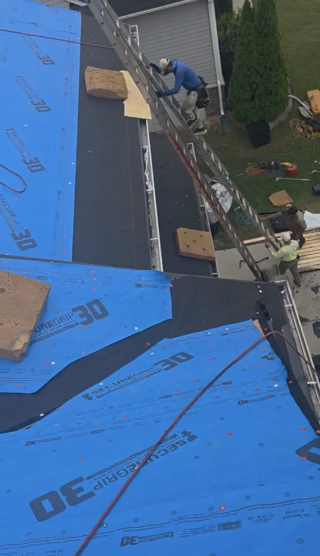 Gallery photos for New Roof Installation in Simpsonville Showcases OC Williamsburg Gray: Image #4